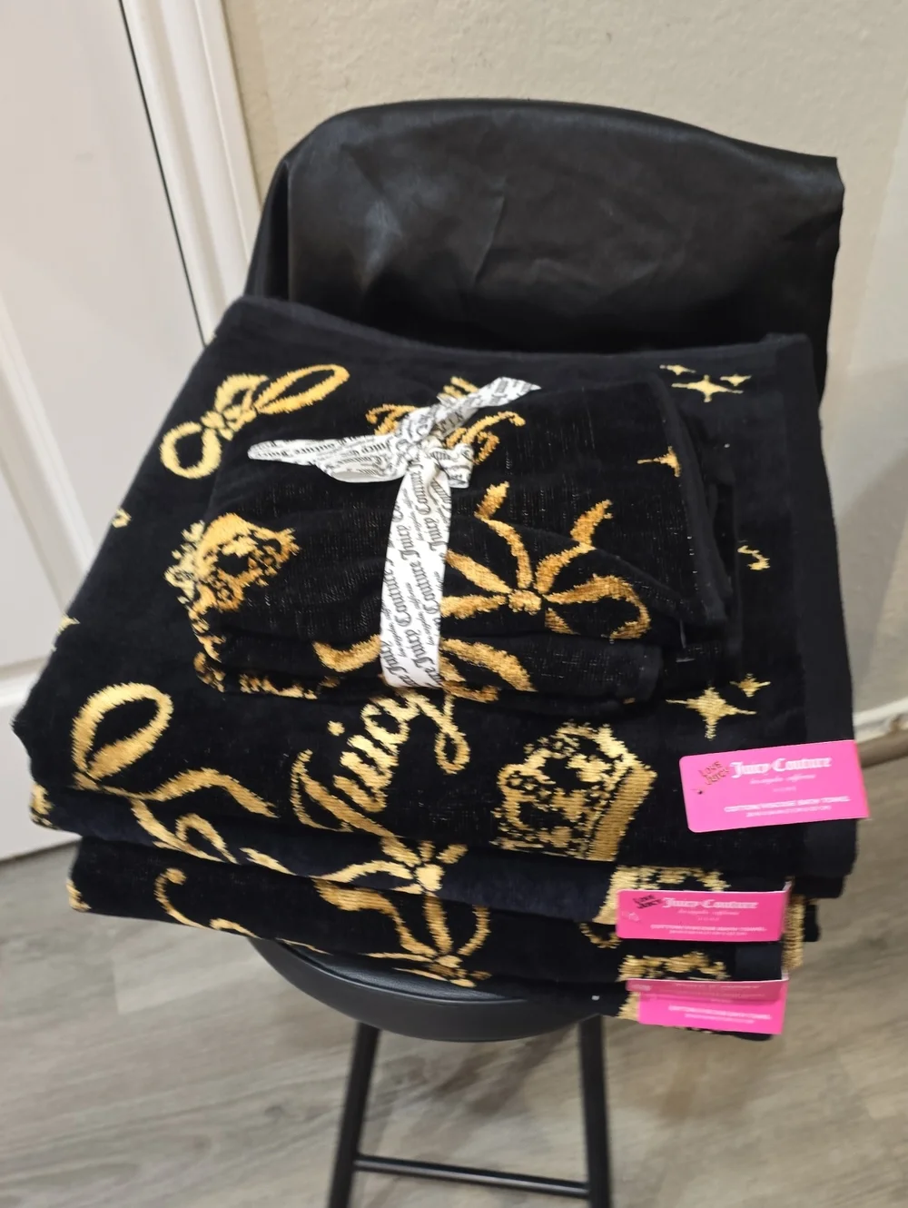 Juicy Couture Home Logo Crown & Bow Motif Cotton ViscoseTowel Set - Black/Gold